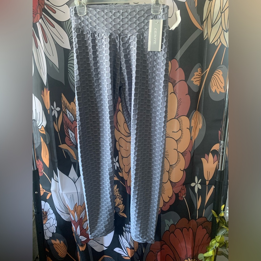 NWT Active/Exercise Wear (Leggings) w/ Ruched Bootie